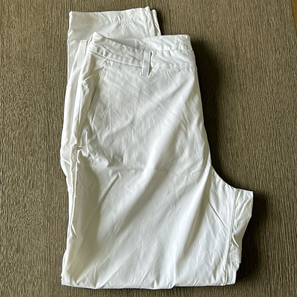 Men’s lululemon white pants, excellent condition
